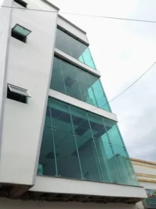 متى تحتاج زجاج سيكوريت ومتى يكفي الزجاج العادي؟